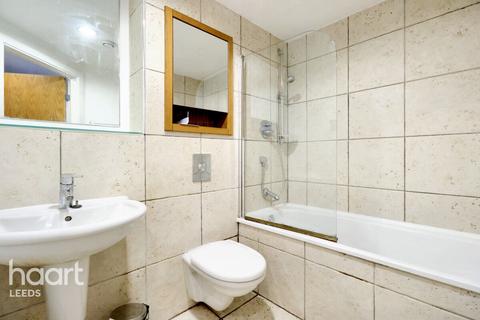 2 bed property, in Armouries Way, £150,000