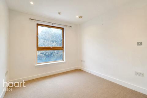 2 bed property, in Armouries Way, £150,000