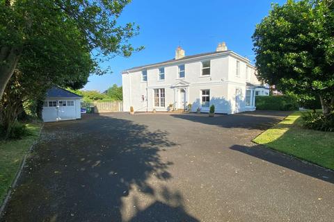 5 bed property, in Red Hill, £695,000