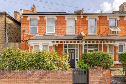 2 bed property, in Vicarage Road, £350,000