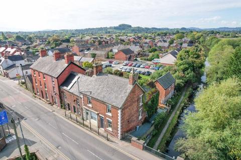 5 bed property, in North Road, £295,000