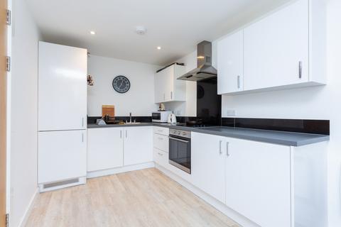 2 bed property, in Cross Street, £85,000