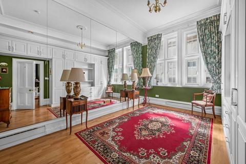 6 bed property, in Adeline Place, £2,850,000