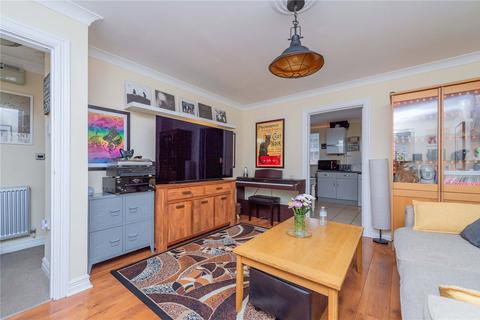 3 bed property, in Arundel Close, £250,000