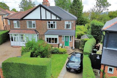 3 bed property, in Ashworth Crescent, £325,000