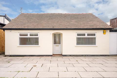 2 bed property, in Cottage Lane, £220,000