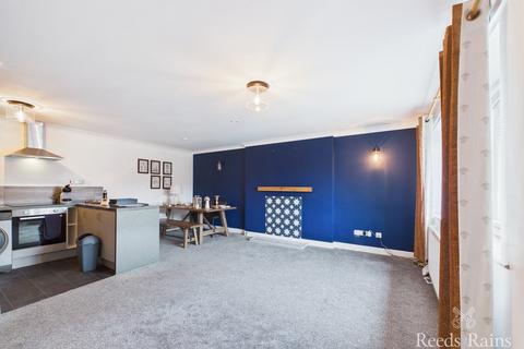 2 bed property, in Nunnington Close, £110,000