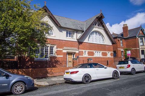 2 bed property, in Woodland Hall, £215,000
