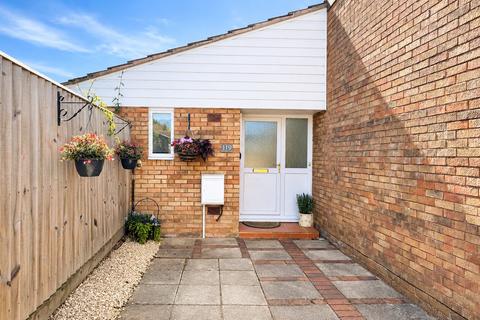 2 bed property, in Barn Meads Road, £235,000