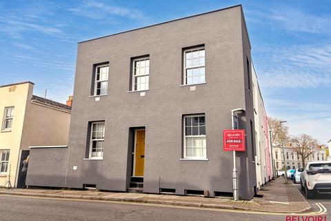 3 bed property, in Portland Place, £300,000