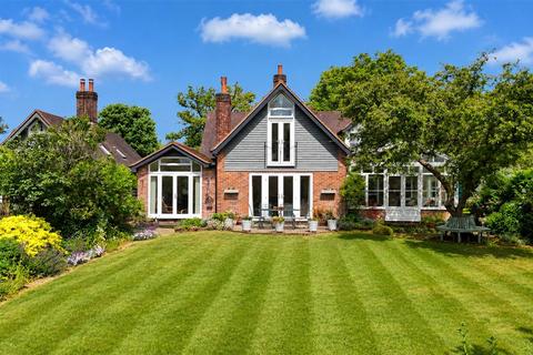 4 bed property, in Belbins, £950,000