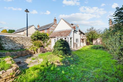 2 bed property, in Maiden Newton, £220,000