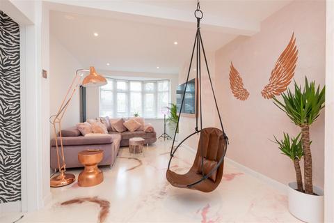 3 bed property, in Victoria Road, £600,000