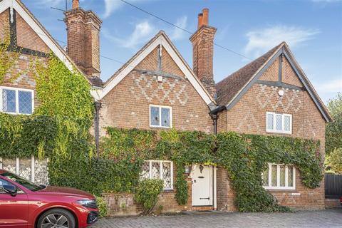 3 bed property, in Pearson Road, £650,000