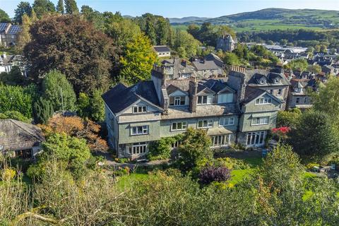 6 bed property, in Gillinggate, £775,000