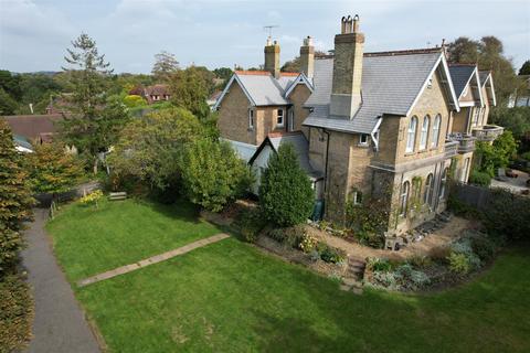 4 bed property, in Hollington Park Road, £750,000