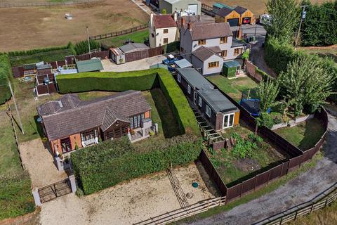 6 bed property, in Northwood Lane, £900,000