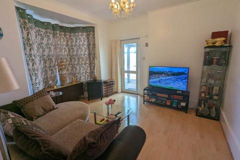 1 bed property, in Beulah Road, £229,000