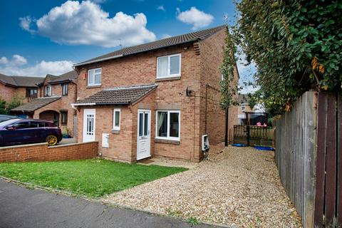 2 bed property, in Beaufort Way, £215,000