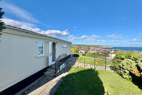 2 bed property, in Hoburne Park, £235,000