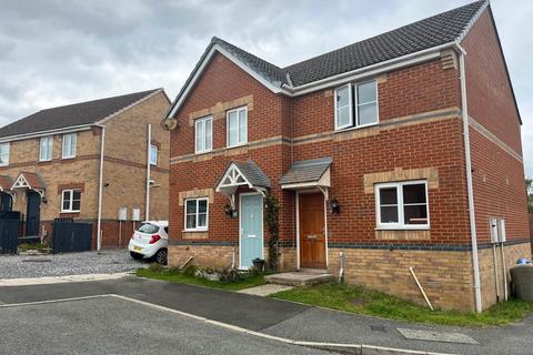 2 bed property, in Balmoral Drive, £95,000
