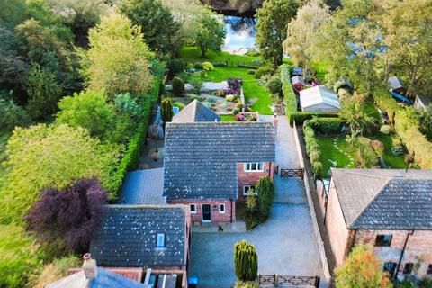3 bed property, in The Poplars, £700,000