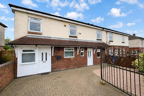 4 bed property, in Ridings Avenue, £215,000