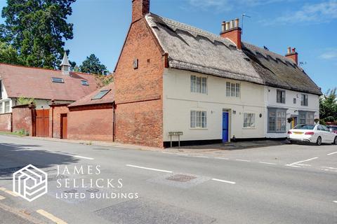 2 bed property, in Main Street, £325,000