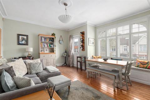 2 bed property, in Kingston Road, £525,000
