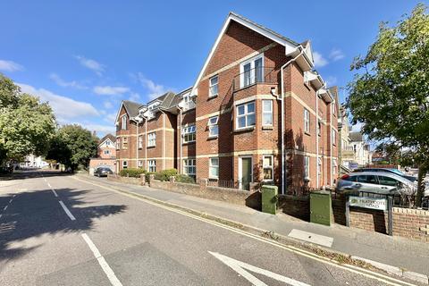2 bed property, in Heathcote Road, £150,000