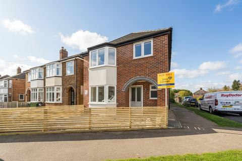 3 bed property, in Parklands Drive, £325,000