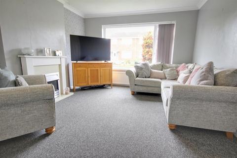 3 bed property, in Ganton Way, £210,000