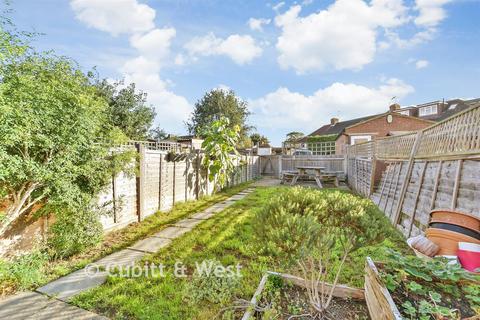 2 bed property, in Wrythe Lane, £225,000