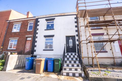 2 bed property, in Park Road, £87,000