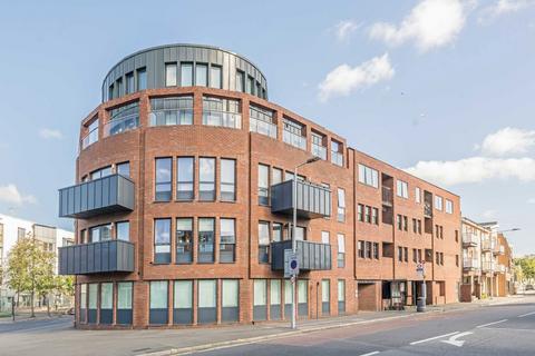 1 bed property, in Coombe Road, £299,950