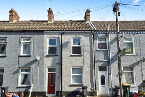 2 bed property, in Feering Street, £150,000