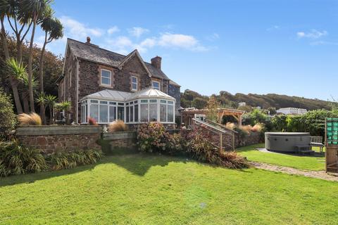 5 bed property, in Tadworthy Road, £950,000