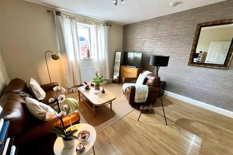 1 bed property, in Station Road, £120,000