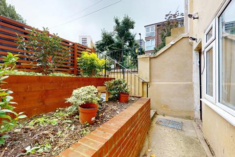 1 bed property, in Lansdowne Road, £190,000