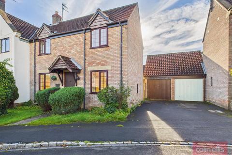 2 bed property, in Dale Close, £165,000
