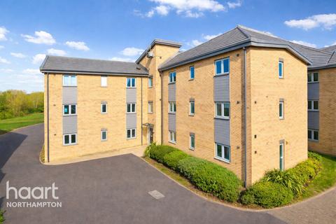 2 bed property, in Old Towcester Road, £140,000