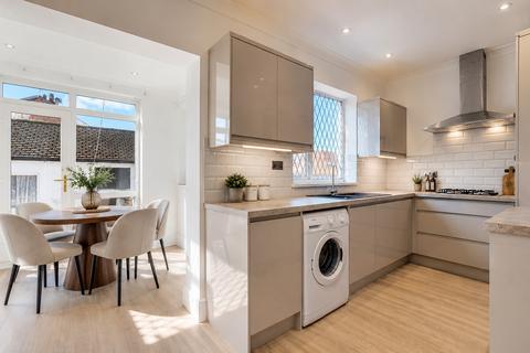 2 bed property, in Sunniside Drive, £377,000