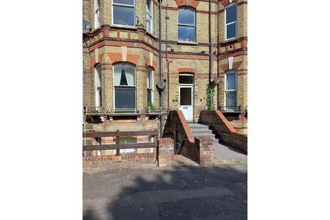 1 bed property, in Westbourne Gardens, £170,000