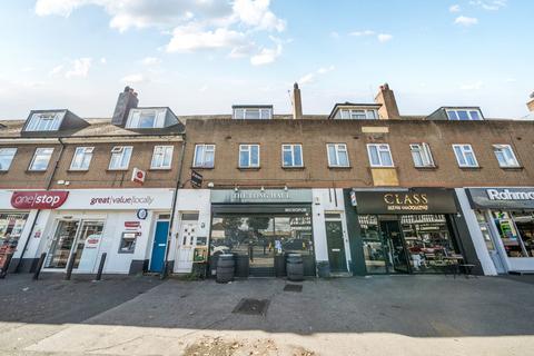 3 bed property, in Long Lane, £200,000