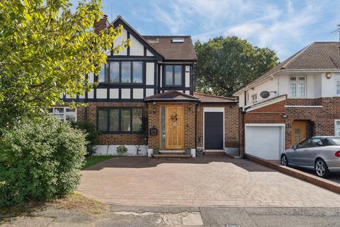 4 bed property, in The Lawns, £975,000