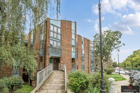 1 bed property, in Copley Close, £189,950