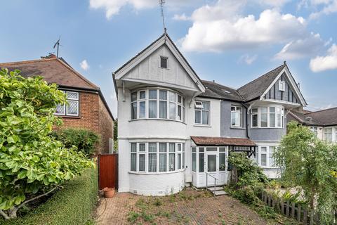 4 bed property, in Pinner View, £625,000