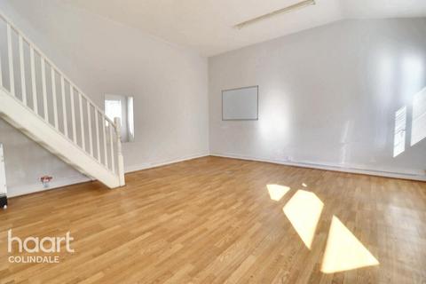 1 bed property, in Montagu Road, £300,000