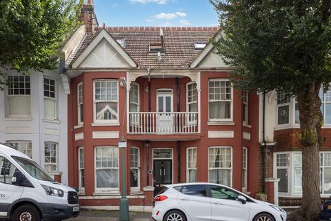 1 bed property, in Melville Road, £300,000