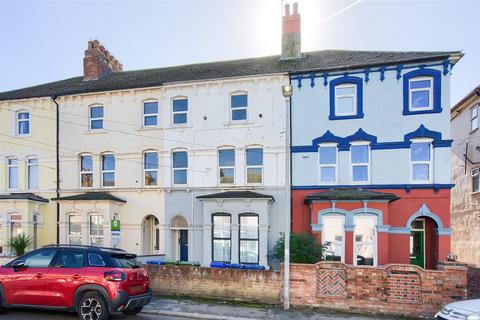 5 bed property, in 28 Princes Avenue, £100,000